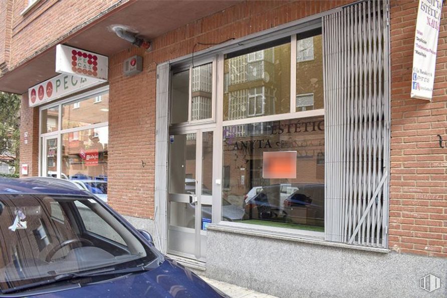 Retail for rent at Calle La Moraña, Ávila, 05002 with lighting, car, wheel, window, automotive parking light, property, vehicle, plant, building and hood around