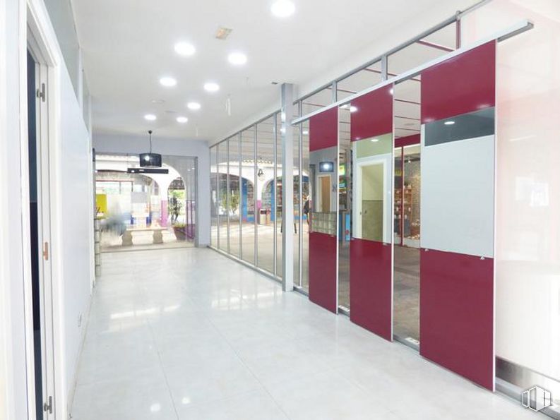 Local en venta en Calle Pablo Casals, Parla, Madrid, 28980 con accesorio, edificio, diseño de interiores, suelo, piso, techo, vidrio, edificio comercial, metal y fachada alrededor