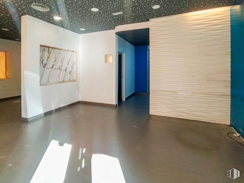 Retail for rent at Avenida Portugal, Ávila, 05001 with building, wood, hall, art, floor, flooring, hardwood, space, ceiling and glass around