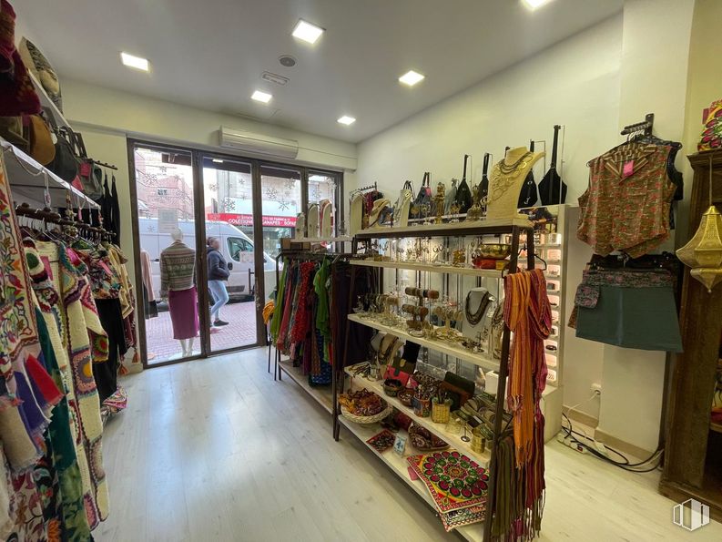 Local en venta en Calle San Marcial, Móstoles, Madrid, 28931 con mueble, persona, ropa, ropa de calle, venta al por menor, tienda, interiorismo, percha, tienda outlet y colección alrededor