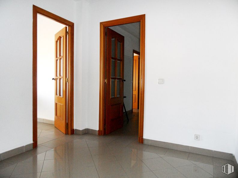 Oficina en alquiler en Centro urbano, Getafe, Madrid, 28901 con puerta, edificio, accesorio, madera, puerta de casa, pavimentos, piso, casa, madera y manija de la puerta alrededor