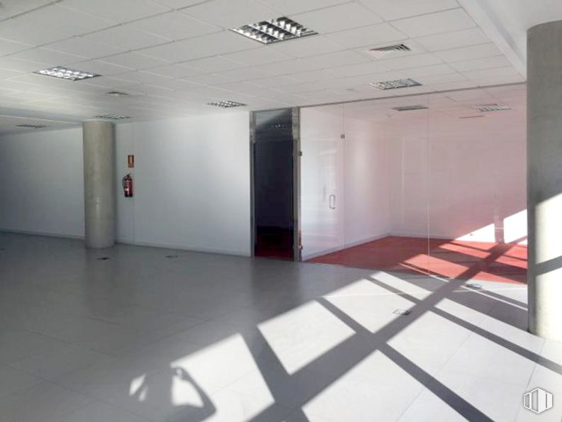 Local en alquiler en Edificio 1 Tribeca, Carretera Fuencarral A Alcobendas, 44, Alcobendas, Madrid, 28108 con entrada, piso, edificio, suelo, accesorio, techo, estacionamiento, espacio, mediante y madera alrededor