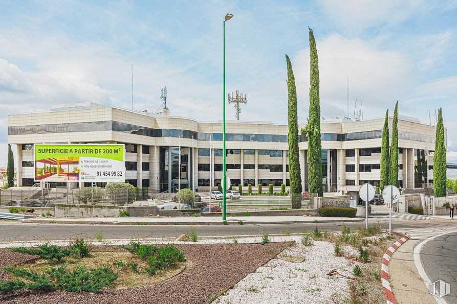 Oficina en alquiler en Edificio Torona, Avenida Europa, 24, Alcobendas, Madrid, 28108 con edificio, cielo, planta, nube, diseño urbano, fachada, carretera, paisaje, ciudad y uso mixto alrededor