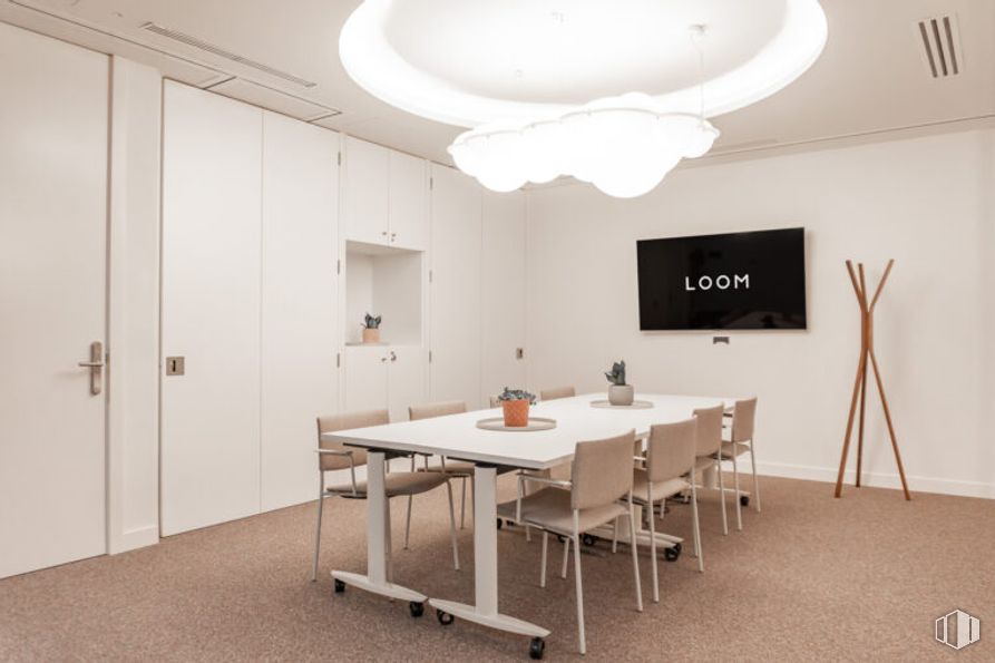 Office for rent at LOOM Castellana, Paseo Castellana, 280, Chamartín, Madrid, 28046 with television, chair, kitchen & dining room table, lighting, table, light fixture, furniture, interior design, ceiling and flooring around