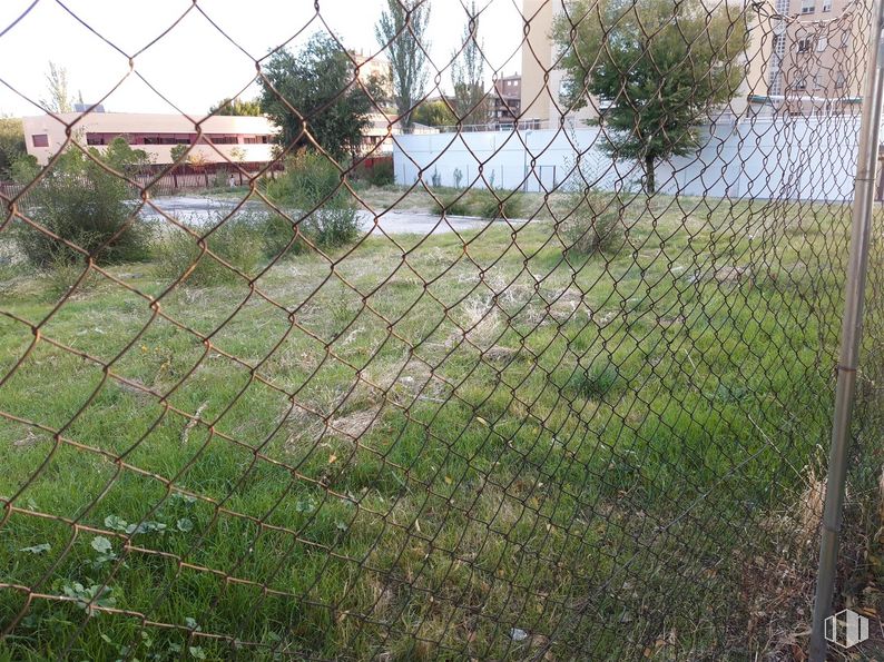 Suelo en venta en Calle Longares, San Blas - Canillejas, Madrid, 28022 con planta, valla, malla, lote de terreno, alambrada, hierba, vallado de viviendas, cubierta vegetal, arbusto y material compuesto alrededor