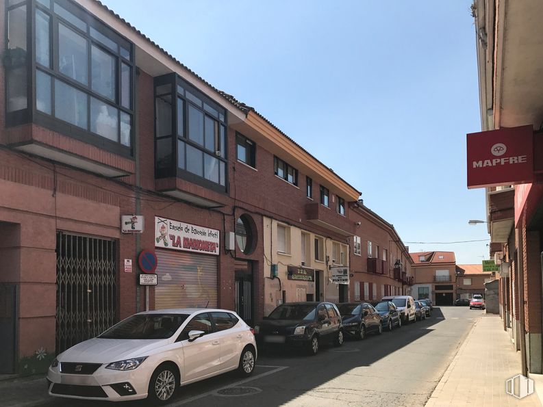 Local en alquiler y venta en Calle Alalpardo, 4, Fuente el Saz de Jarama, Madrid, 28140 con coche, ventana, edificio, luz de estacionamiento automotriz, rueda, neumático, cielo, vehículo, propiedad y placa de matrícula del vehículo alrededor