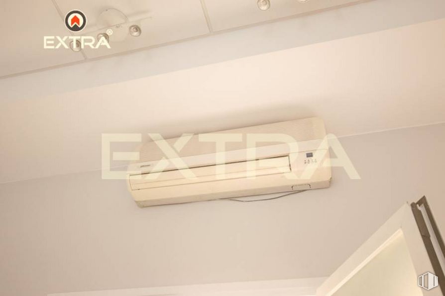 Retail for sale & for rent at Plaza San Amaro, Tetuán, Madrid, 28020 with wood, shelf, flooring, beige, ceiling, hardwood, font, automotive design, plaster and room around