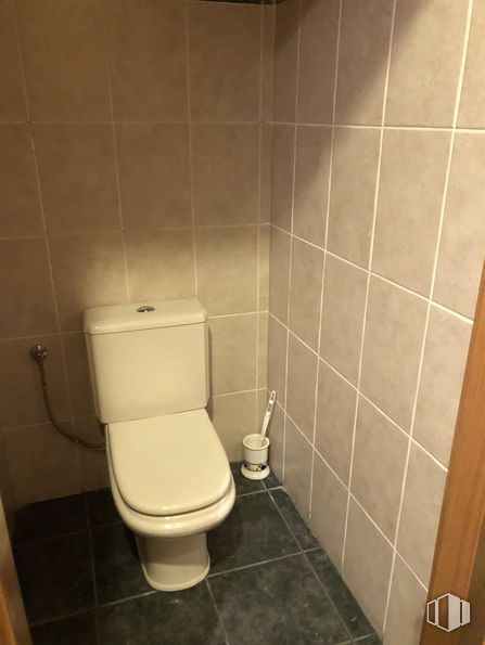 Industrial for sale at San Crispín - La Estación Consorcio, Colmenar Viejo, Madrid, 28770 with toilet, toilet seat, wall, flooring, floor, bathroom, plumbing fixture, tile, plumbing and tile flooring around