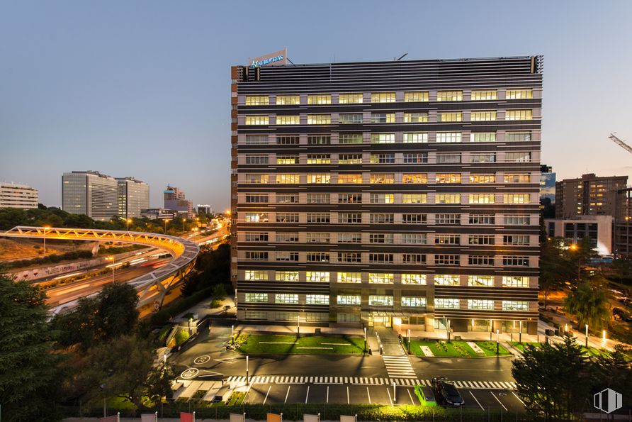 Oficina en alquiler en Edificio Euromor, Avenida Burgos, 16 D, Chamartín, Madrid, 28036 con edificio, puente, planta, tiempo de día, cielo, ventana, árbol, bloque de pisos, encendiendo, diseño urbano y rascacielos alrededor