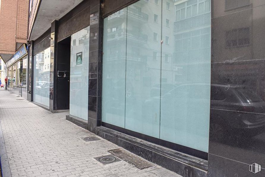 Retail for sale & for rent at Calle Nuestra Señora de Sonsoles, Ávila, 05003 with car, building, road surface, window, facade, city, tints and shades, sidewalk, automotive exterior and glass around