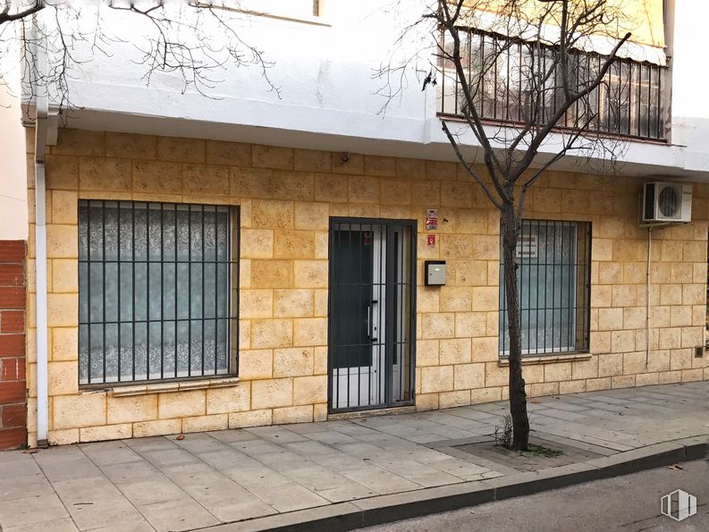 Retail for rent at Calle Valdemoro, 8, San Martín de la Vega, Madrid, 28330 with window, door, property, building, wood, road surface, lighting, fixture, brick and brickwork around