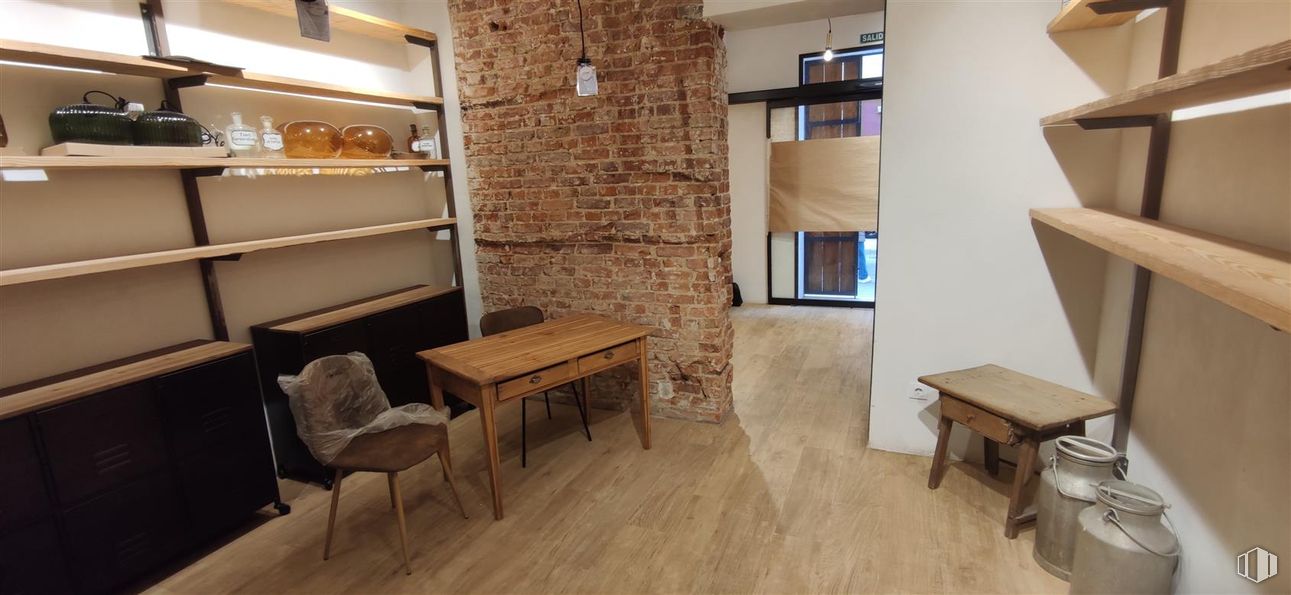 Retail for rent at Calle Guzmán el Bueno, 48, Chamberí, Madrid, 28015 with chair, table, wood, flooring, shelving, interior design, floor, shelf, wood stain and hardwood around