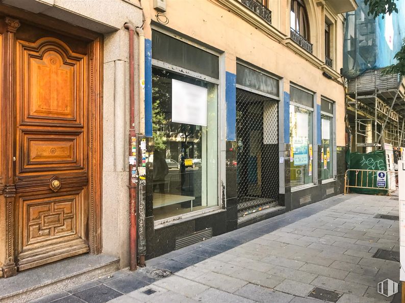 Local en alquiler en Calle San Bernardo, 120, Chamberí, Madrid, 28015 con puerta, ventana, accesorio, madera, edificio, superficie de la carretera, fachada, tintes y matices, ciudad y diseño urbano alrededor