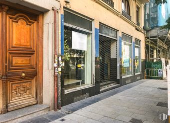 Local en alquiler en Calle San Bernardo, 120, Chamberí, Madrid, 28015 con puerta, ventana, accesorio, madera, edificio, superficie de la carretera, fachada, tintes y matices, ciudad y diseño urbano alrededor