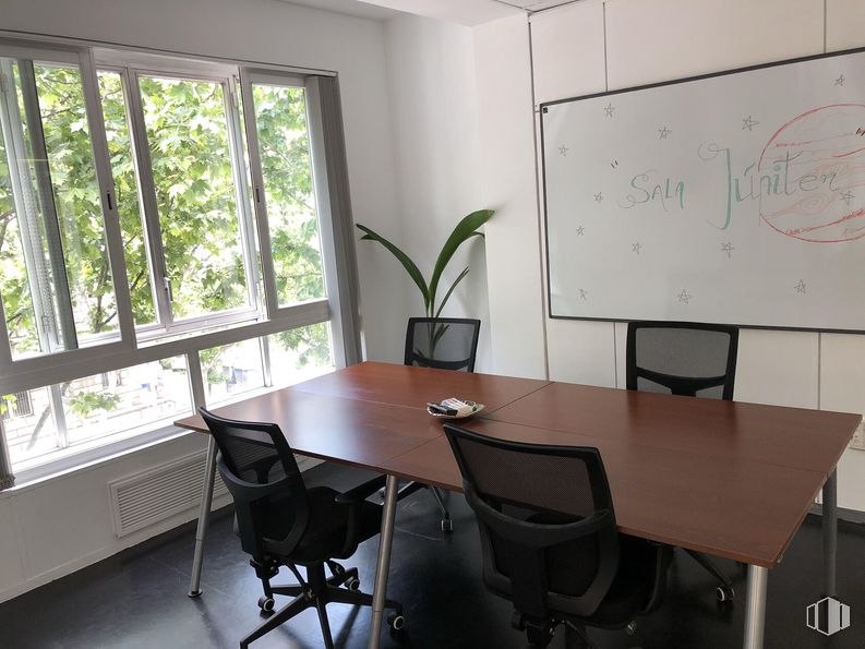 Office for rent at Calle Princesa, 31, Moncloa - Aravaca, Madrid, 28008 with chair, table, whiteboard, plant, furniture, property, building, window, houseplant and house around