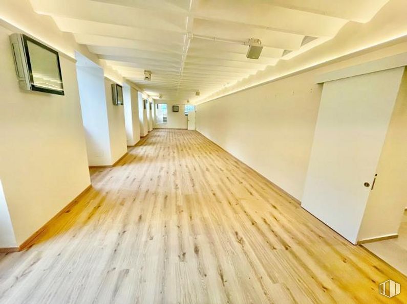 Local en alquiler y venta en Calle Bárbara de Braganza, 10, Centro, Madrid, 28004 con madera, accesorio, edificio, interiorismo, hall, suelo, suelos, tinte para madera, inmobiliario y madera dura alrededor