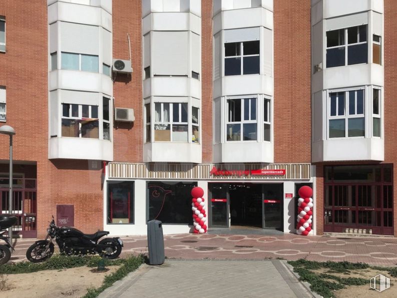 Local en venta en Zona Tetuán, Tetuán, Madrid, 28039 con ventana, motocicleta, rueda, neumático, edificio, propiedad, planta, vehículo, diseño urbano y condominio alrededor