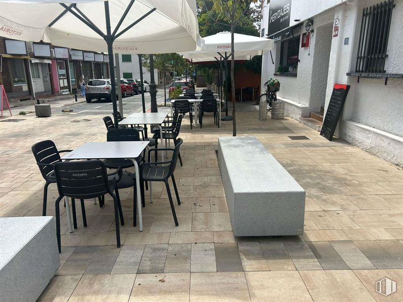 Local en alquiler en Calle Ángel Yagüe, Torrelodones, Madrid, 28250 con silla, mesa de cocina y comedor, mesa, coche, mueble, edificio, mesa de exterior, superficie de la carretera, sombra y muebles de exterior alrededor