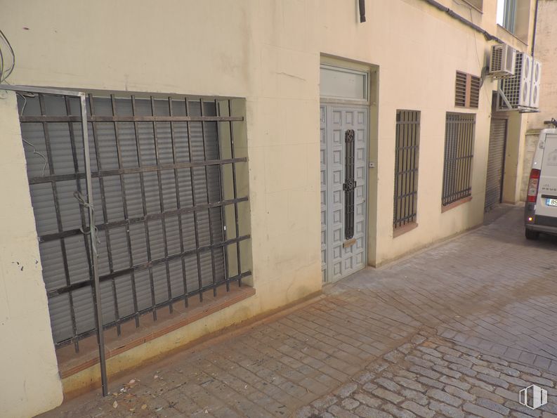 Oficina en alquiler en Calle Viriato, Chamberí, Madrid, 28010 con ventana, edificio, accesorio, rueda, matrícula del vehículo, suelos, fachada, material compuesto, malla y puerta alrededor