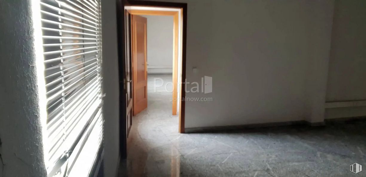 Nave en venta en Calle Isaac Peral, Valdemoro, Madrid, 28341 con persiana de la ventana, edificio, accesorio, madera, puerta, suelo, piso, exterior automotriz, pasillo y sombra alrededor