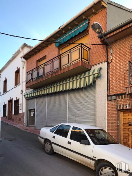 Retail for rent at Calle Gerardo Valdés, 18, La Torre de Esteban Hambrán, Toledo, 45920 with wheel, car, tire, automotive parking light, vehicle, building, sky, window, automotive exterior and architecture around