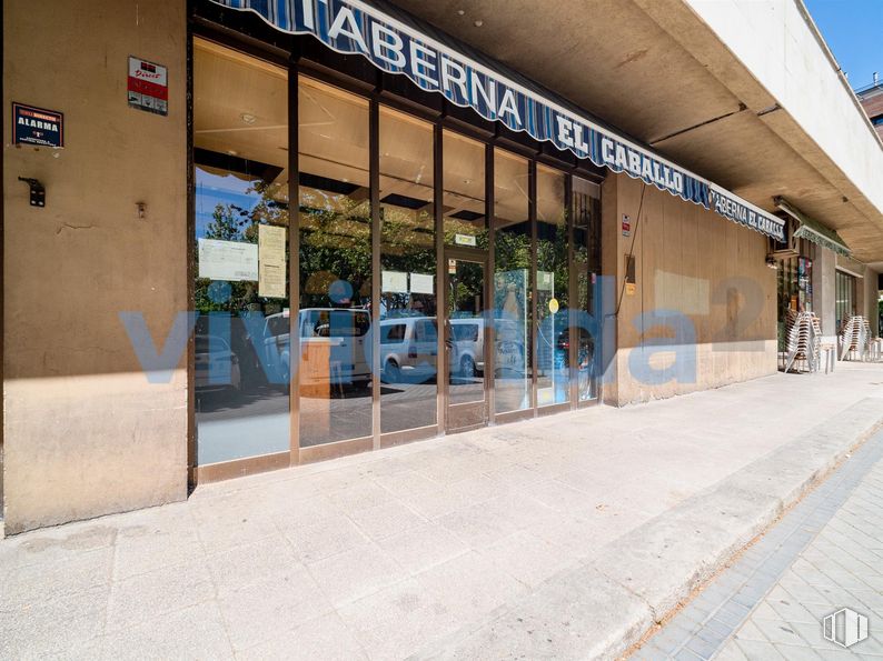 Local en venta en Calle Galeón, Barajas, Madrid, 28042 con sombra, accesorio, fachada, ciudad, puerta, edificio comercial, material compuesto, superficie de la carretera, edificio y uso mixto alrededor