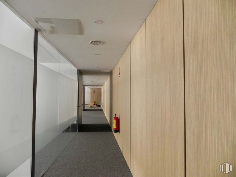 Oficina en venta en Edificio Auge I, Calle María Tubau, 8, Fuencarral - El Pardo, Madrid, 28049 con armario, edificio, diseño de interiores, entrada, casa, piso, suelo, madera, accesorio, techo y hormigón alrededor