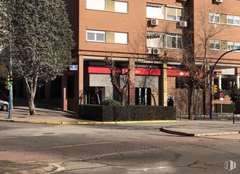 Retail for rent at Calle Callao, 42, Fuenlabrada, Madrid, 28945 with building, window, plant, road surface, tree, urban design, asphalt, residential area, wall and sidewalk around