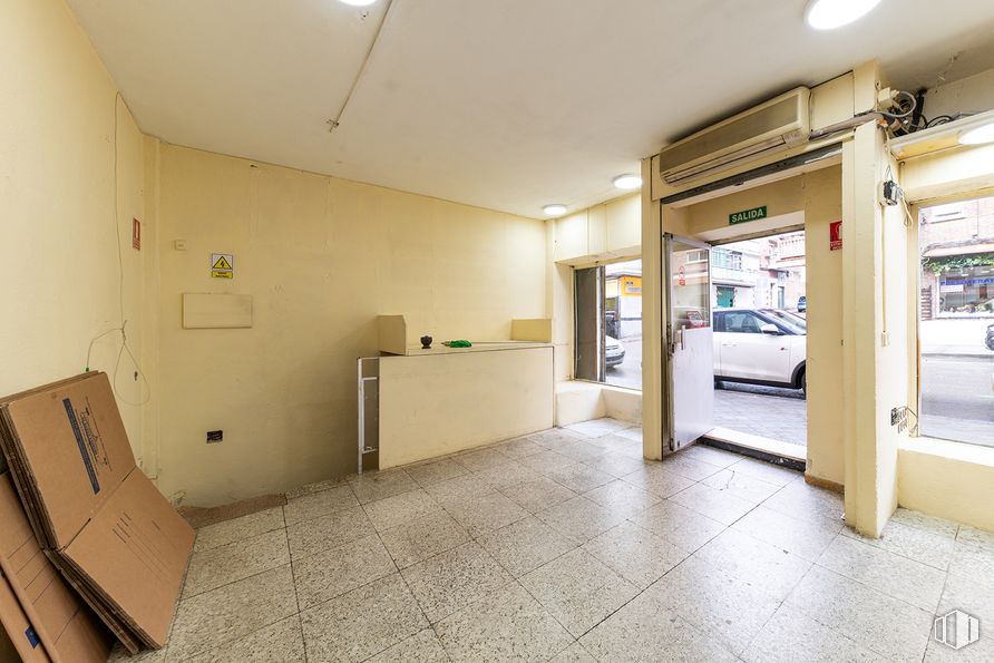 Local en alquiler y venta en Calle San Maximiliano, Ciudad Lineal, Madrid, 28017 con coche, caja de envío, caja, suelos, suelo, techo, puerta, limpieza y escayola alrededor