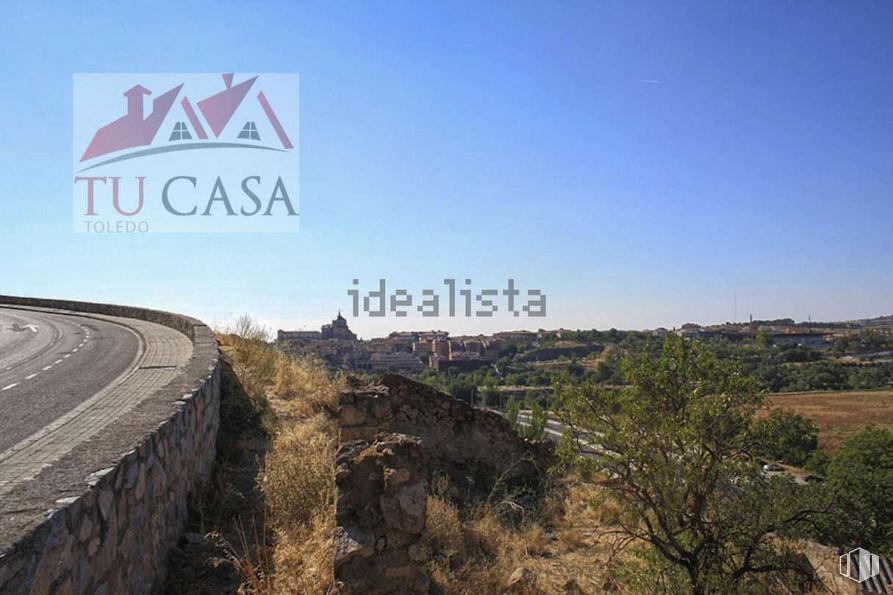 Land for sale at Calle Subida del Hospital, Toledo, 45006 with building, sky, plant, natural landscape, land lot, asphalt, road surface, mountainous landforms, slope and road around