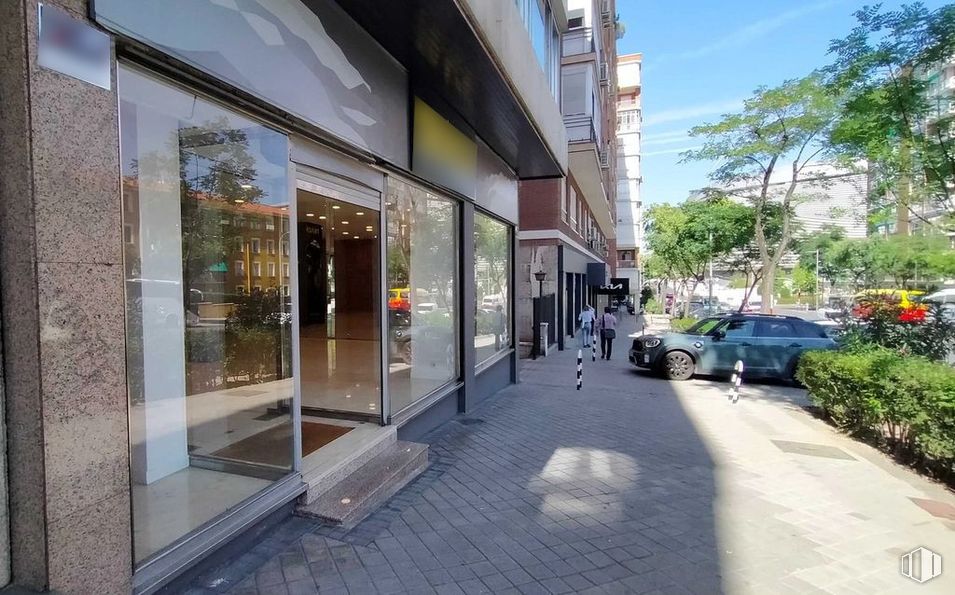 Retail for sale at Avenida Concha Espina, Chamartín, Madrid, 28016 with car, composite material, door, commercial building, sidewalk, glass, concrete and executive car around