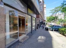 Retail for sale at Avenida Concha Espina, Chamartín, Madrid, 28016 with car, composite material, door, commercial building, sidewalk, glass, concrete and executive car around