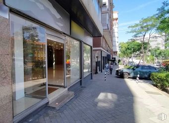 Local en venta en Avenida Concha Espina, Chamartín, Madrid, 28016 con coche, material compuesto, puerta, edificio comercial, acera, vidrio, hormigón y coche ejecutivo alrededor