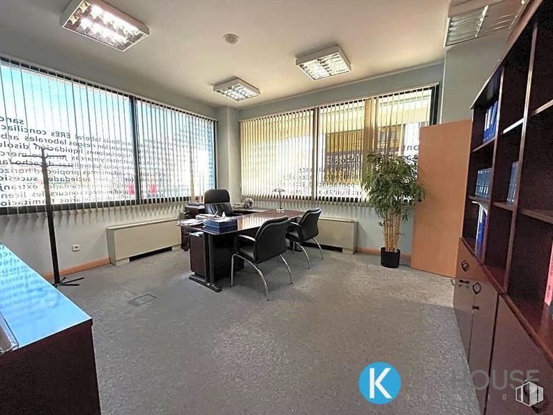 Oficina en alquiler y venta en Zona empresarial, Coslada, Madrid, 28820 con silla, alumbrado, planta de interior, mesa, mueble, propiedad, silla de oficina, escritorio, interiorismo y pantalla de ordenador alrededor