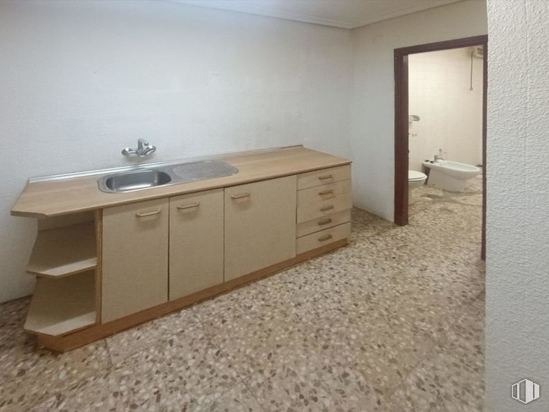 Oficina en venta en Plaza Hispanidad, Cuenca, 16001 con ebanistería, propiedad, mueble, fregadero, encimera, edificio, madera, cajón, interiorismo y mueble de baño alrededor