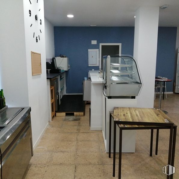 Local en alquiler en Calle Alfonso XII, Móstoles, Madrid, 28934 con mesa, ebanistería, edificio, reloj, accesorio, diseño de interiores, pavimento, reloj, piso y madera alrededor