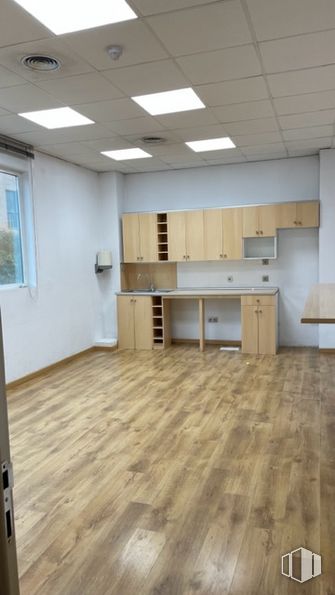 Office for rent at Calle Nestares, 20, Arganzuela, Madrid, 28045 with cabinetry, window, lighting, wood, interior design, flooring, drawer, floor, building and hall around