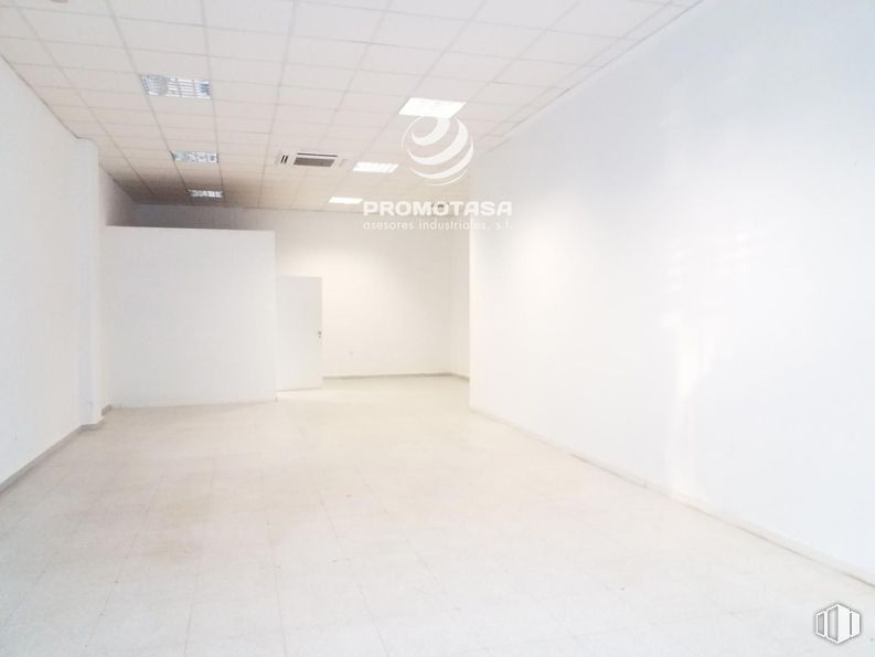 Industrial for rent at Zona industrial, Arganda del Rey, Madrid, 28500 with light fixture, flooring, floor, ceiling, interior design, composite material, tile flooring, concrete, tile and hall around