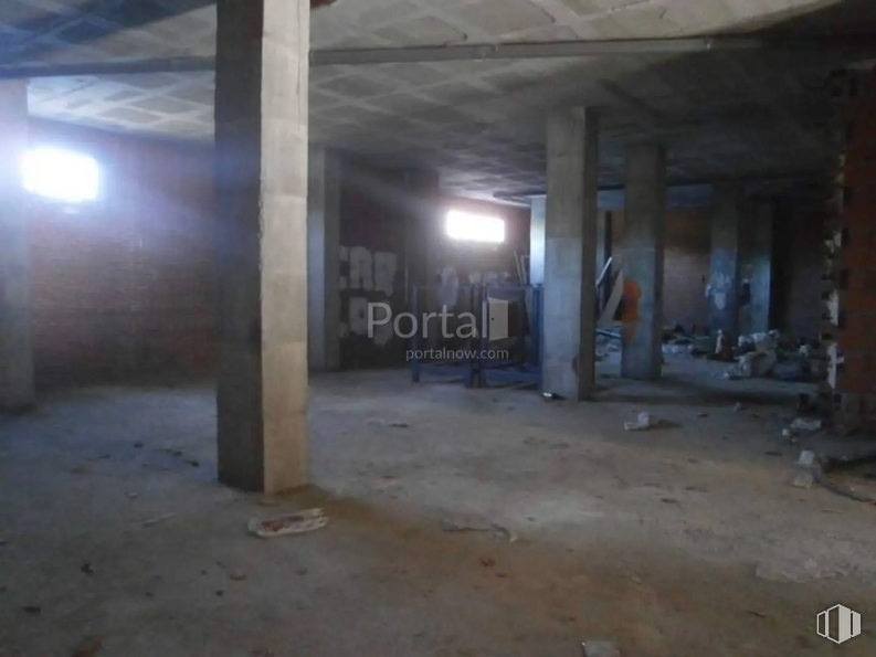 Retail for sale at Calle Agustín Rodríguez Sahagún, Ávila, 05003 with floor, gas, composite material, flooring, building material, city, concrete, darkness, fixture and ceiling around