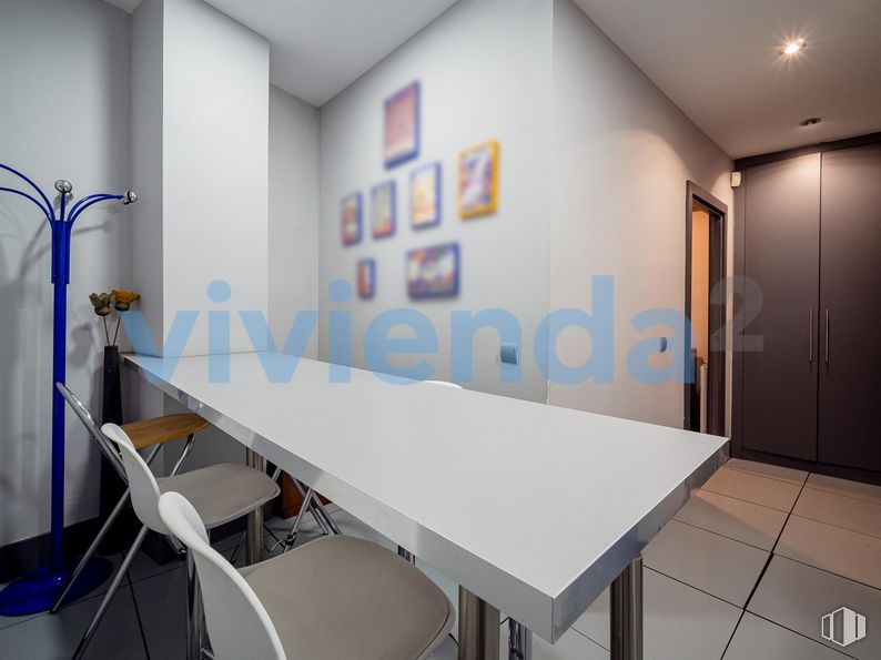 Local en alquiler y venta en Calle Bravo Murillo, Chamberí, Madrid, 28003 con alumbrado, silla, mesa, mueble, edificio, interiorismo, puerta, suelos, línea y suelo alrededor