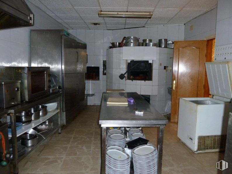 Local en alquiler y venta en Zona Centro, Azuqueca de Henares, Guadalajara, 19200 con mesa, refrigerador, productos envasados, ebanistería, propiedad, mueble, cocina, encimera, aparato de cocina y diseño de interiores alrededor