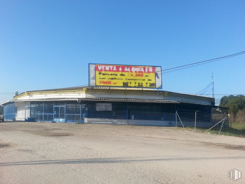 Local en alquiler y venta en Carretera Extremadura, 25, Navalcarnero, Madrid, 28600 con edificio, cielo, cartelera, fachada, señalización, paisaje, sede deportiva, fuente, publicidad y carretera alrededor