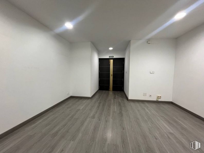 Oficina en alquiler en Calle San Bernardo, Chamberí, Madrid, 28015 con puerta, edificio, madera, hall, accesorio, suelos, suelo, suelo laminado, tinte para madera y madera dura alrededor