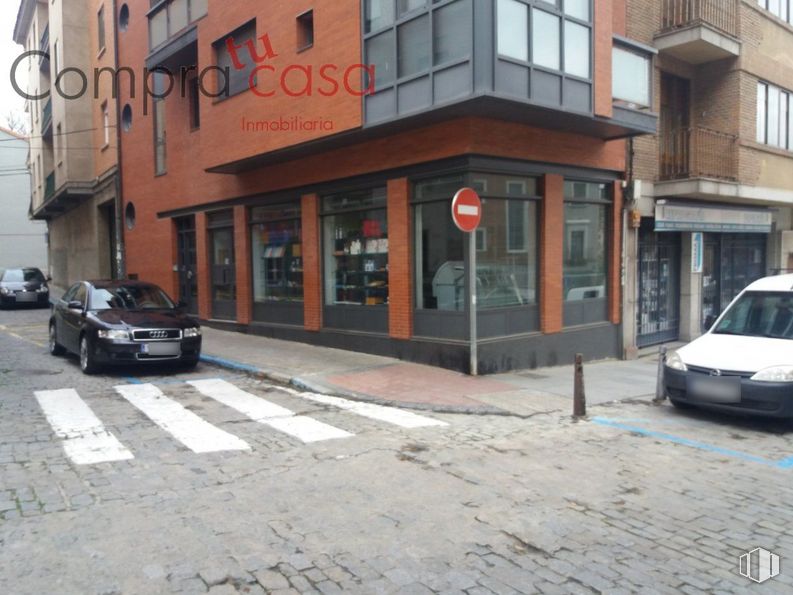 Retail for sale & for rent at Zona Avenida del Acueducto, Segovia, 40002 with car, building, window, automotive parking light, land vehicle, vehicle, property, tire, wheel and infrastructure around