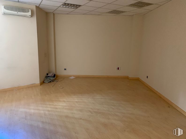 Local en venta en Calle Constitución, 146, Navalcarnero, Madrid, 28600 con puerta, propiedad, pasillo, madera, piso, suelo, accesorio, tinte para madera, madera y techo alrededor