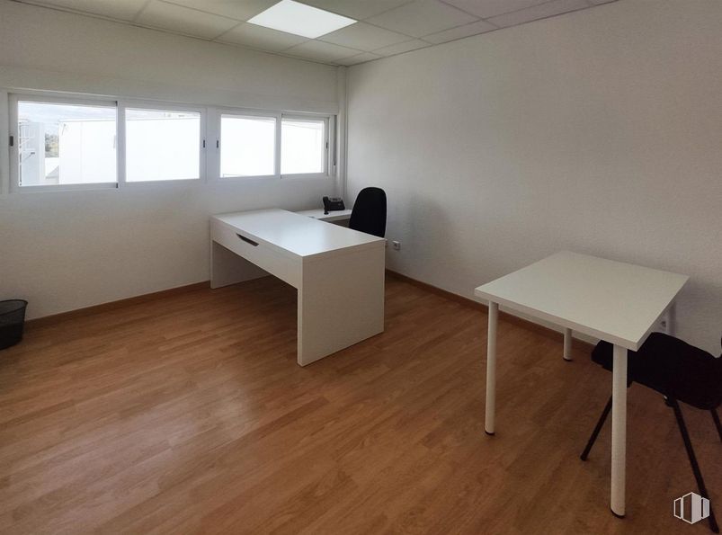 Oficina en alquiler en Avenida de Madrid, 48, Alcalá de Henares, Madrid, 28802 con mesa, escritorio, ventana, propiedad, madera, edificio, interiorismo, suelos, suelo y línea alrededor