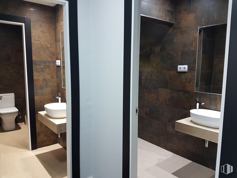 Office for rent at Calle Ronda del Poniente, Torrejón de Ardoz, Madrid, 28850 with sink, toilet, brown, bathroom, plumbing fixture, wood, fixture, tap, interior design, floor and door around