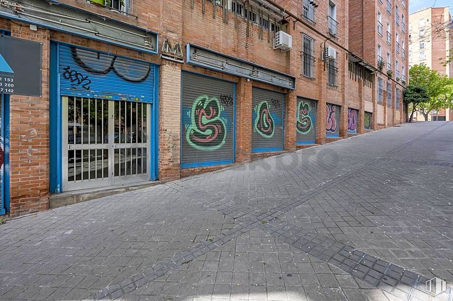 Retail for sale at Calle Gerardo de Diego, 1, Puente de Vallecas, Madrid, 28038 with building, window, road surface, art, asphalt, brick, public space, tree, sidewalk and wood around