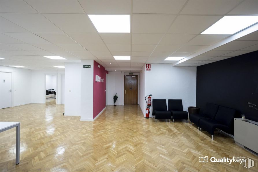 Oficina en venta en Calle Clara del Rey, Chamartín, Madrid, 28002 con sofá, hall, interiorismo, suelos, suelo, edificio, techo, madera, evento y madera dura alrededor