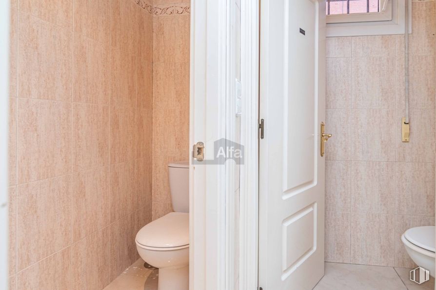 Retail for rent at Parque Conde Orgaz, Hortaleza, Madrid, 28043 with toilet, wall, flooring, floor, wood, plumbing fixture, door, bathroom, room and plumbing around